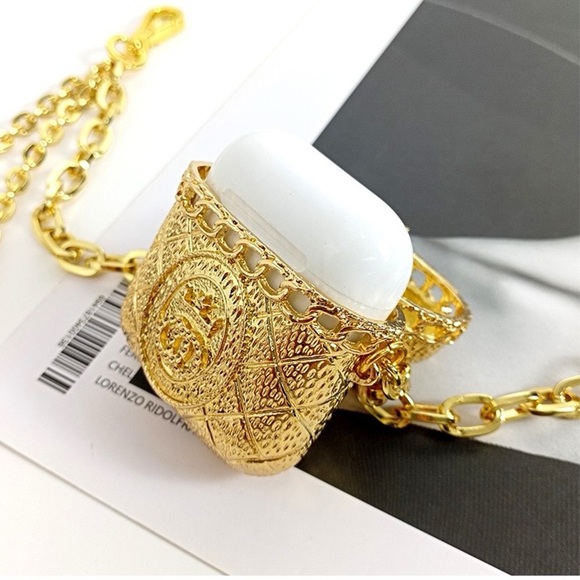 ✨ Gold Chain Waist Belt with AirPods Case ✨ - Picture 9 of 10